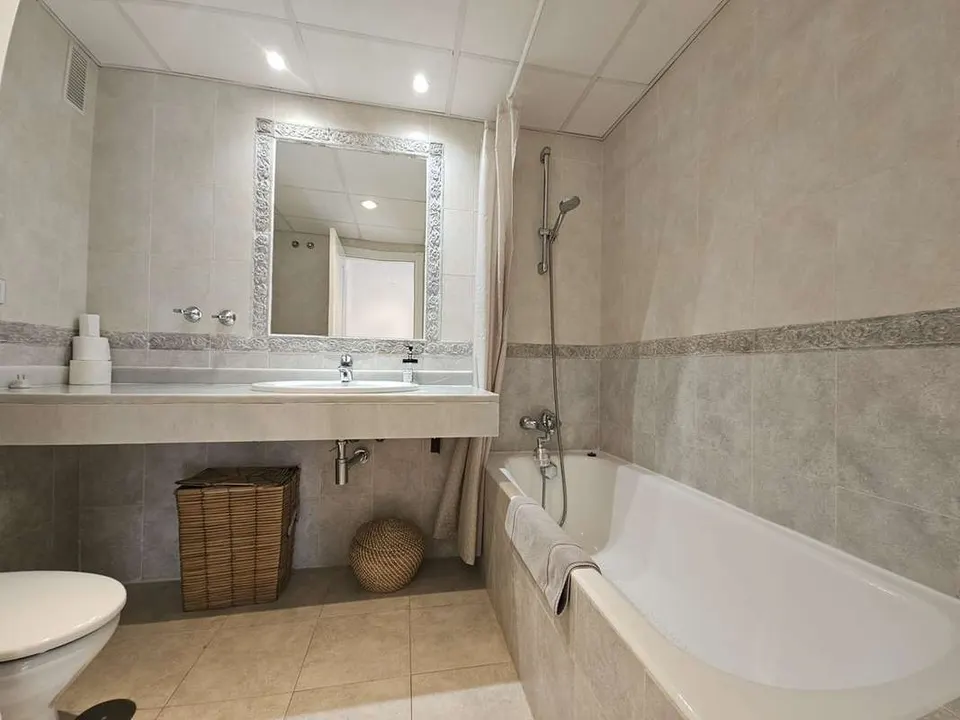 Apartament z prywatnym patio w Esteponie — zdjęcie
