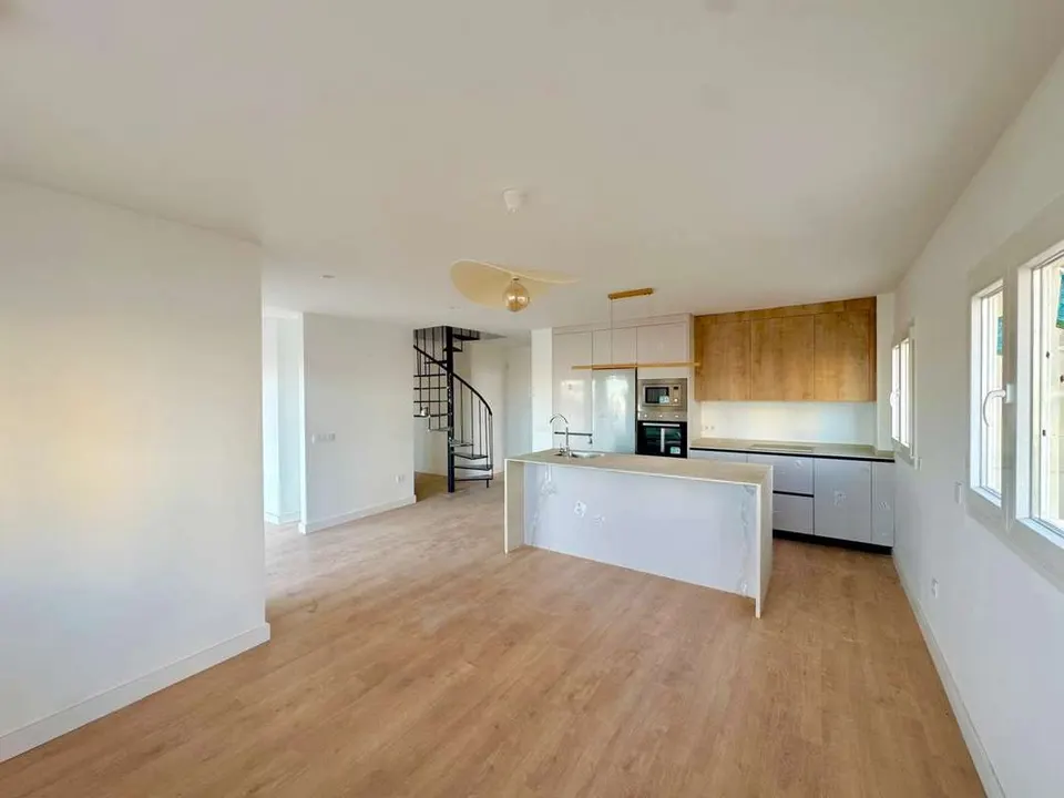 Apartament dwupoziomowy w Torremolinos — zdjęcie 2 z 16