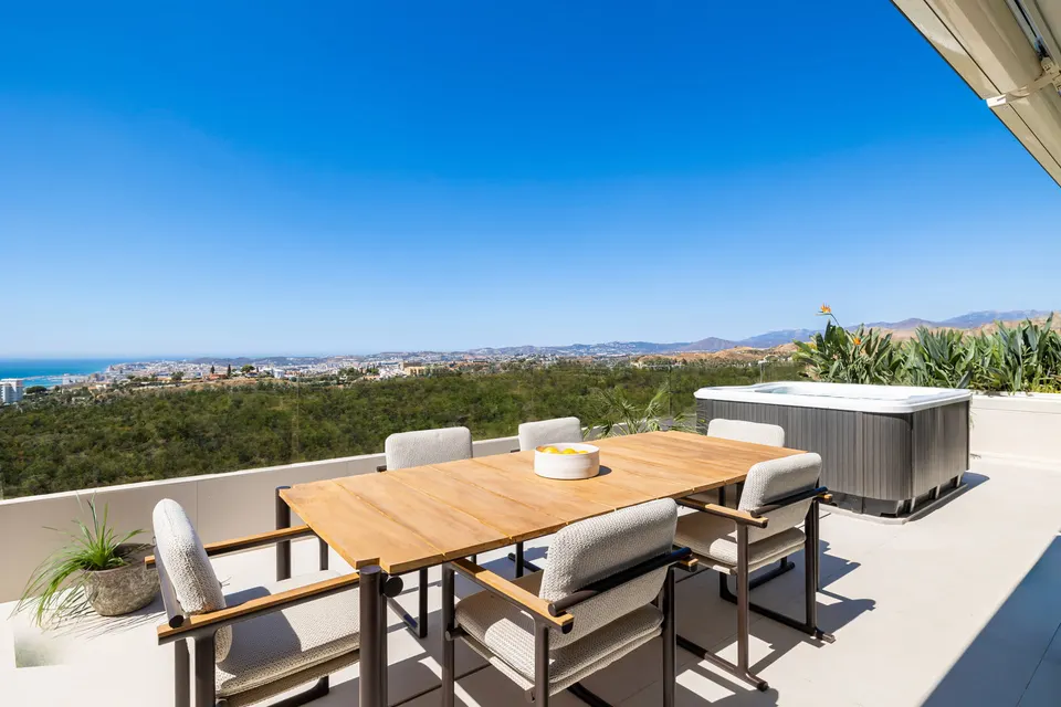 Apartamenty z widokiem na dolinę w Benalmádena Pueblo — zdjęcie