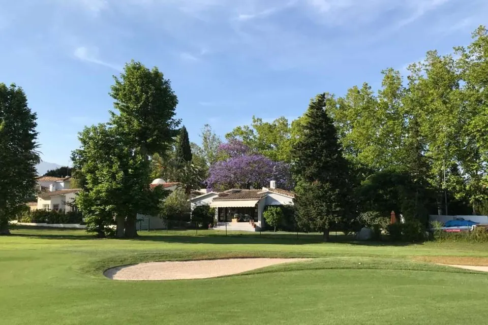Dom szeregowy przy polu golfowym w Marbelli — zdjęcie