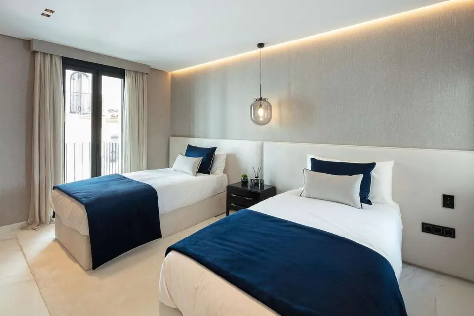 Apartament z widokiem na marinę w Marbelli — zdjęcie