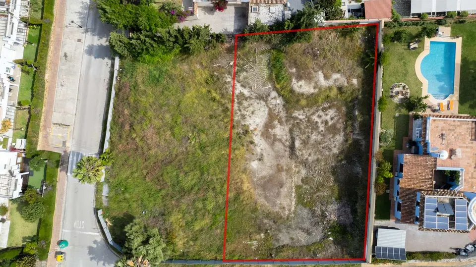 Nieruchomość z projektem w Esteponie — zdjęcie