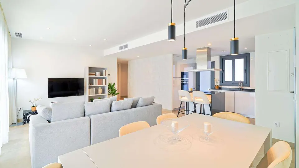 Apartament z tarasem w Esteponie — zdjęcie