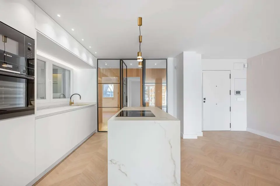 Apartament z nowoczesnym designem w Maladze — zdjęcie