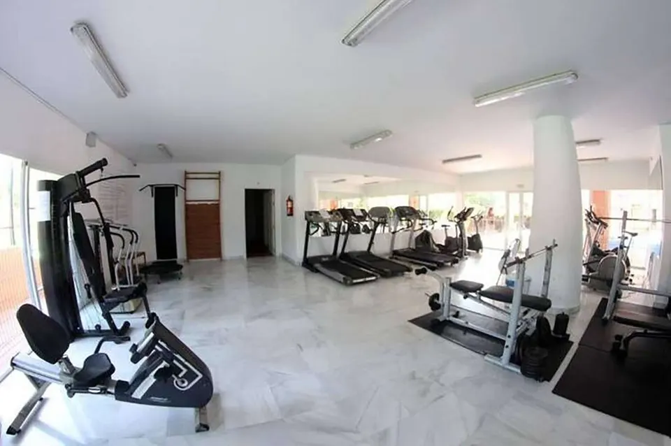 Apartament z prywatnym patio w Esteponie — zdjęcie