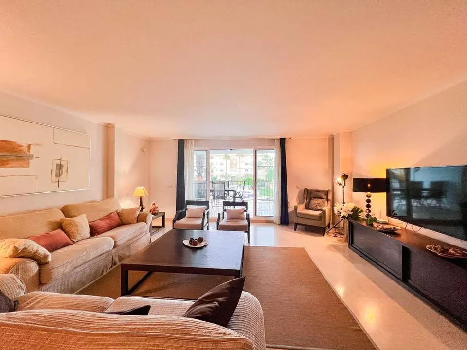 Apartament z widokiem na wodę w Sotogrande — zdjęcie