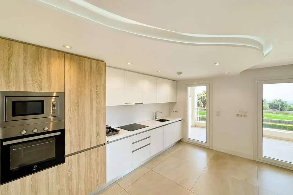 Apartament z widokiem na morze w Sotogrande — zdjęcie