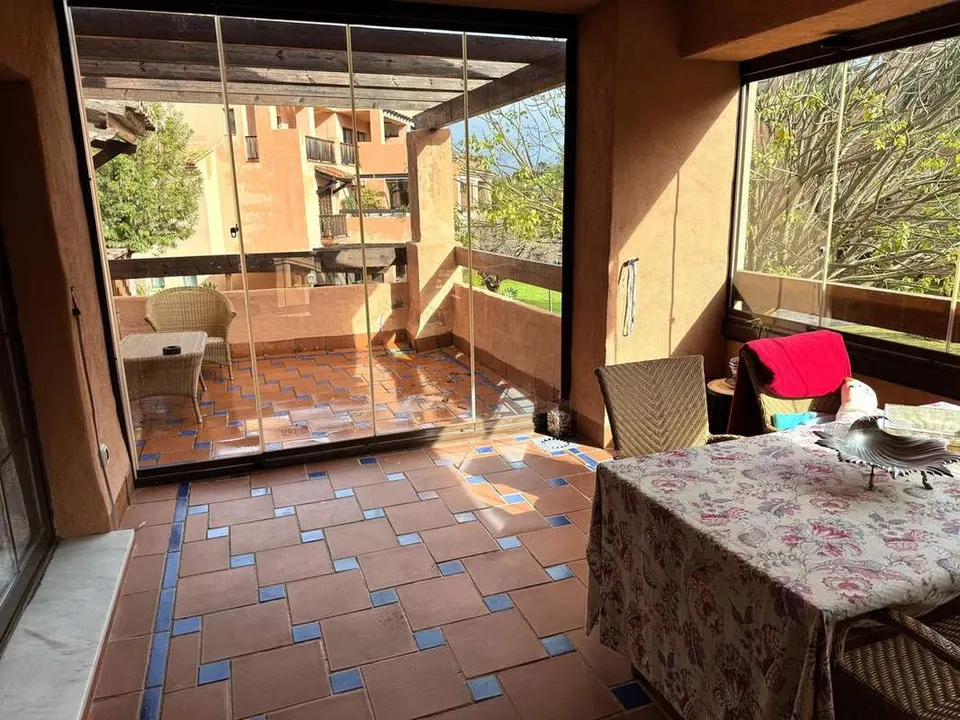 Apartament z widokiem na morze w Esteponie — zdjęcie