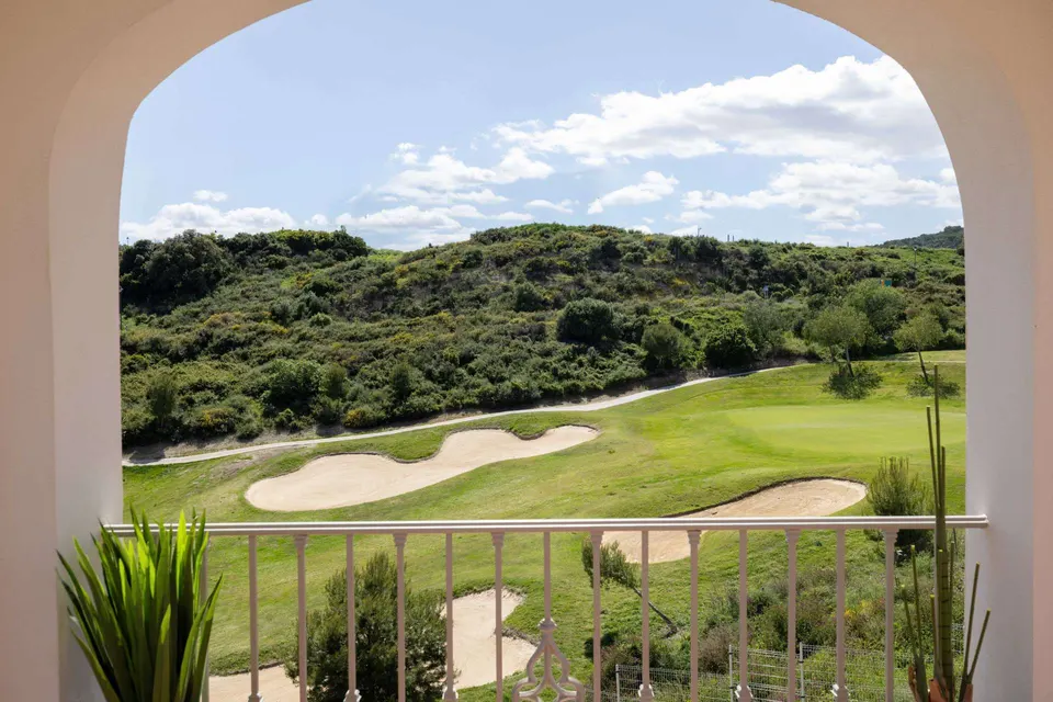 Domy szeregowe przy polu golfowym w Esteponie — zdjęcie