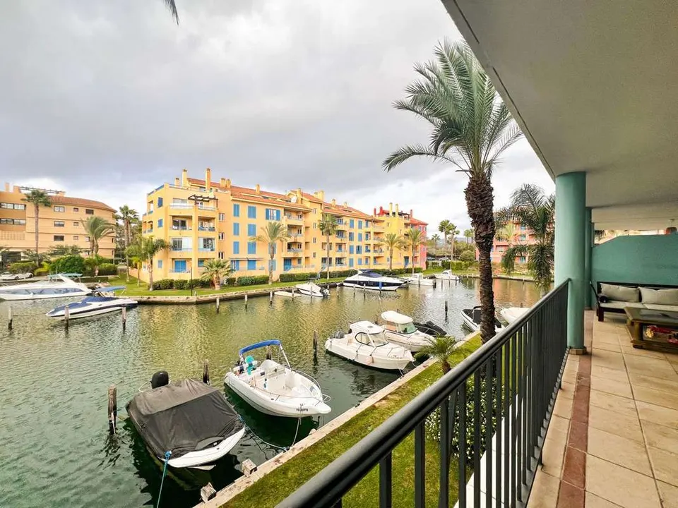 Apartament z widokiem na wodę w Sotogrande — zdjęcie