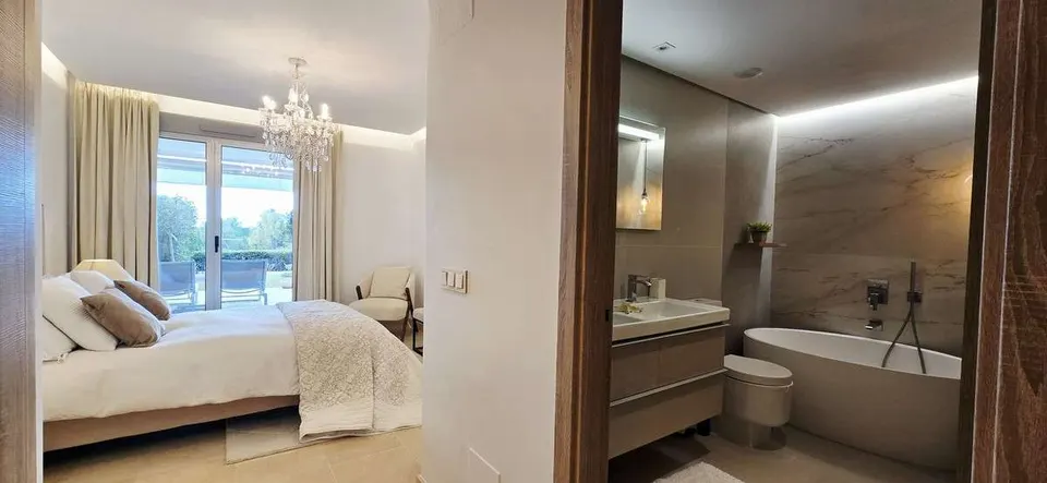 Apartament z ogrodem w Benahavís — zdjęcie