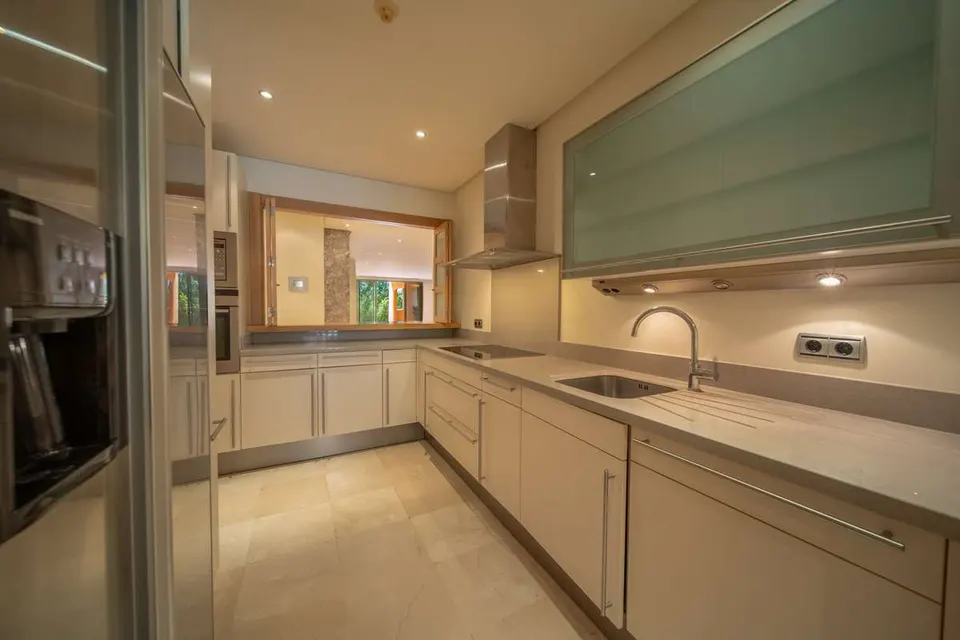 Apartament z prywatnym ogrodem w Marbelli — zdjęcie