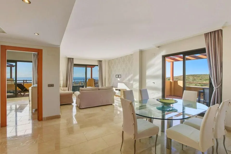 Penthouse z widokiem na morze w Benahavís — zdjęcie