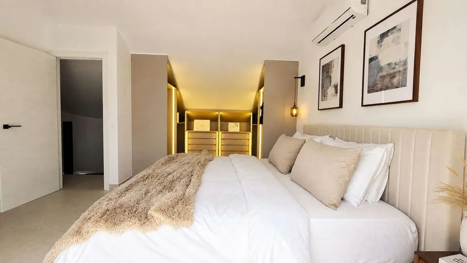 Penthouse dwupoziomowy z widokiem na morze w Marbelli — zdjęcie 9 z 16