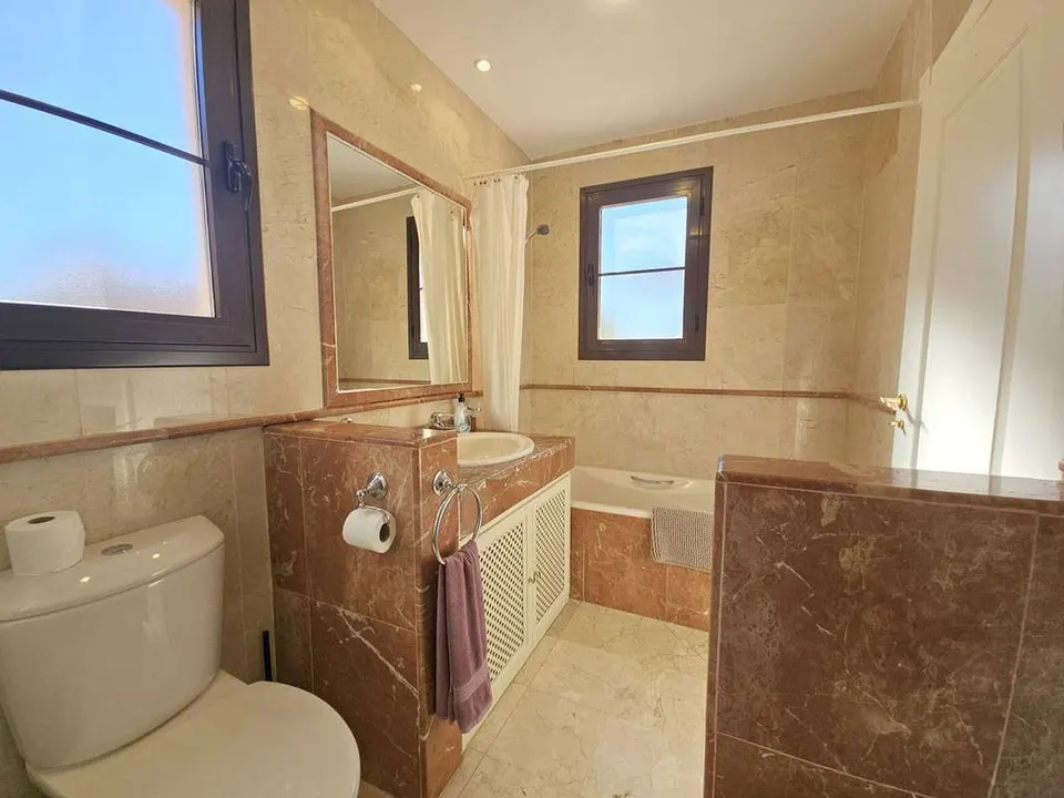 Apartament z prywatnym patio w Esteponie — zdjęcie