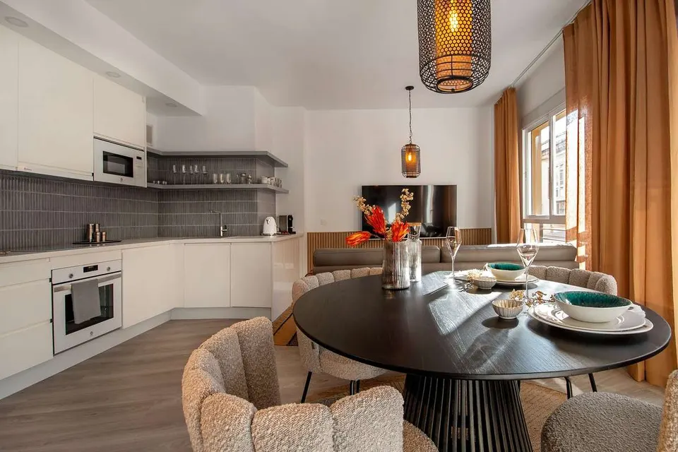 Apartament przy placu w Maladze — zdjęcie 2 z 16