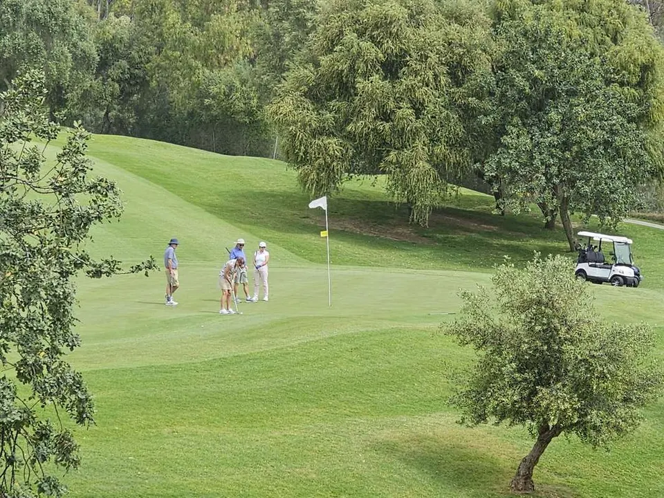 Apartament przy polu golfowym w Marbelli — zdjęcie