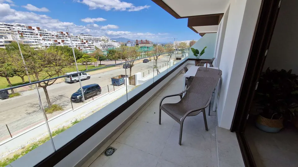 Apartament z basenem w Esteponie — zdjęcie