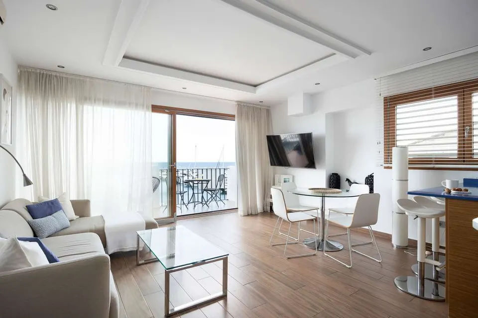 Penthouse z widokiem na marinę w Marbelli — zdjęcie