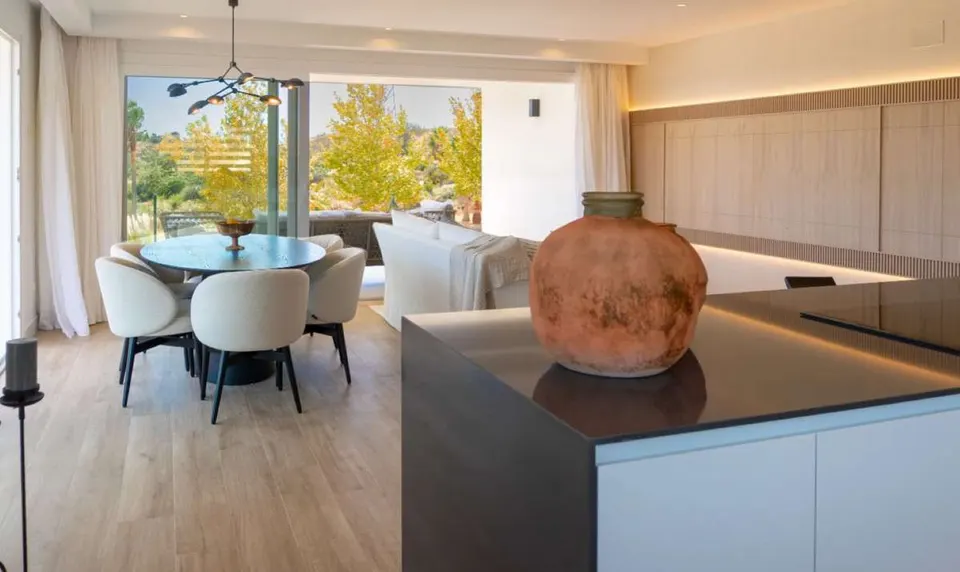 Apartament z laguną w Casares — zdjęcie