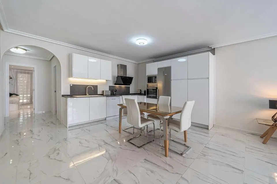 Apartament z tarasem w Marbelli — zdjęcie