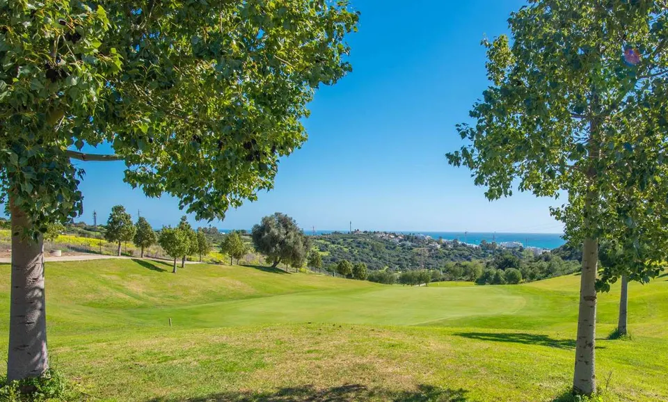 Willa z widokiem na pole golfowe w Esteponie — zdjęcie