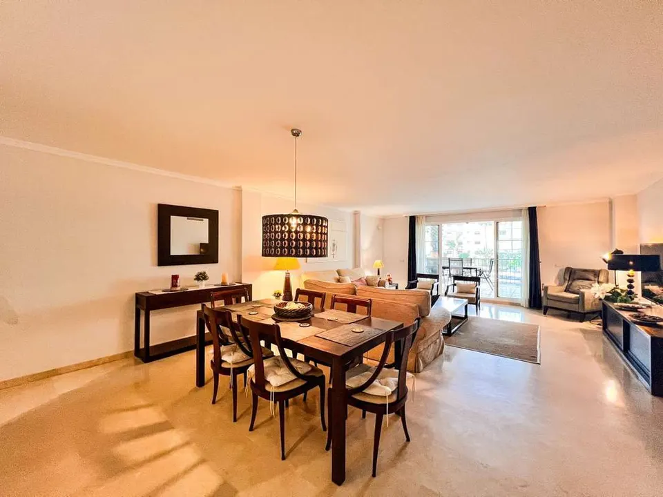 Apartament z widokiem na wodę w Sotogrande — zdjęcie