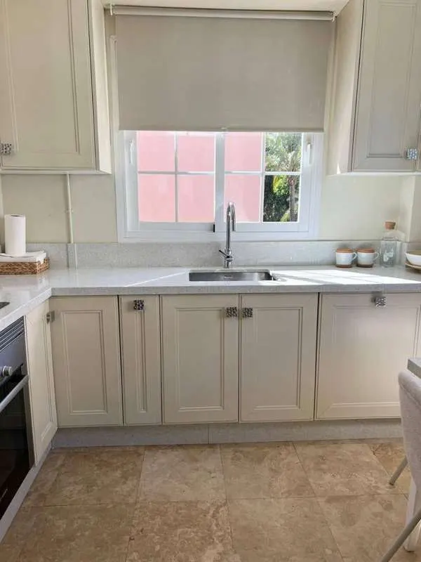 Apartament z kominkiem w Marbelli — zdjęcie