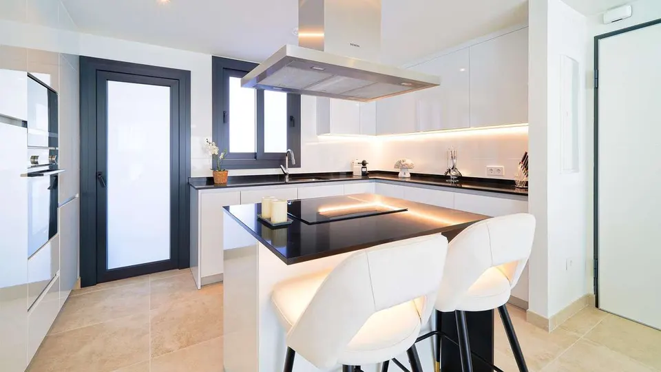 Apartament z tarasem w Esteponie — zdjęcie