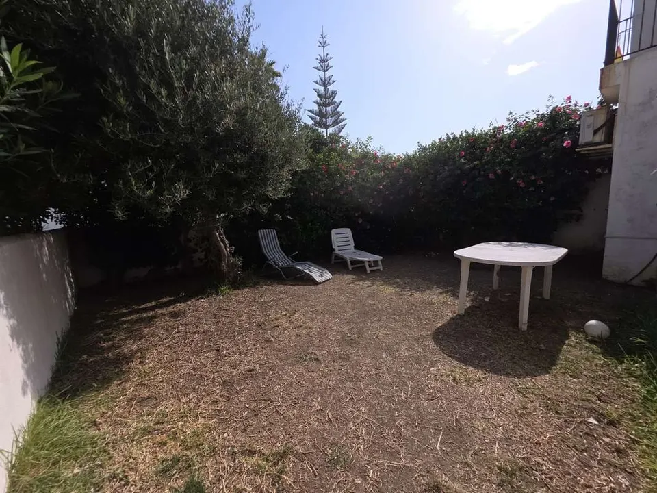 Dom szeregowy przy plaży w Casares — zdjęcie