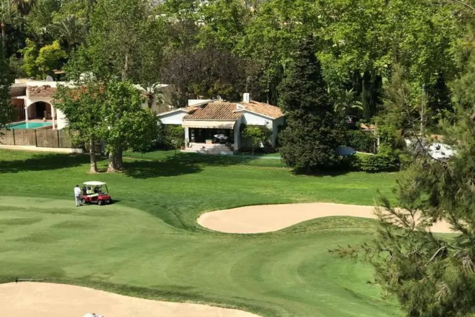Dom szeregowy przy polu golfowym w Marbelli — zdjęcie