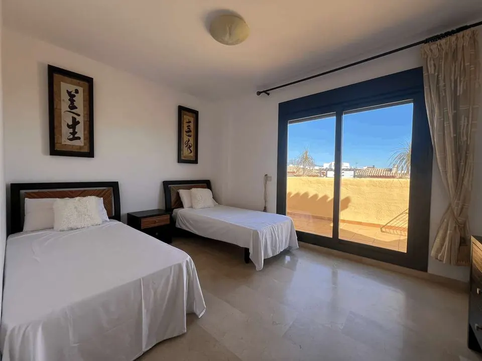 Apartament z basenem w Esteponie — zdjęcie