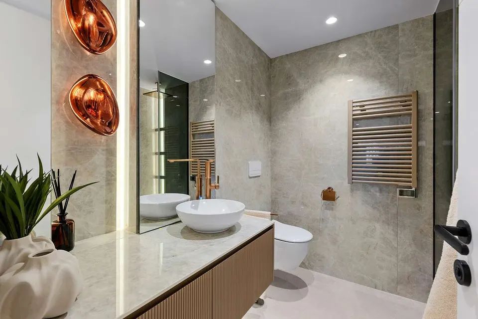 Apartament z kominkiem w Esteponie — zdjęcie