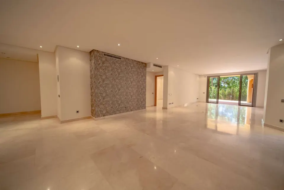 Apartament z prywatnym ogrodem w Marbelli — zdjęcie