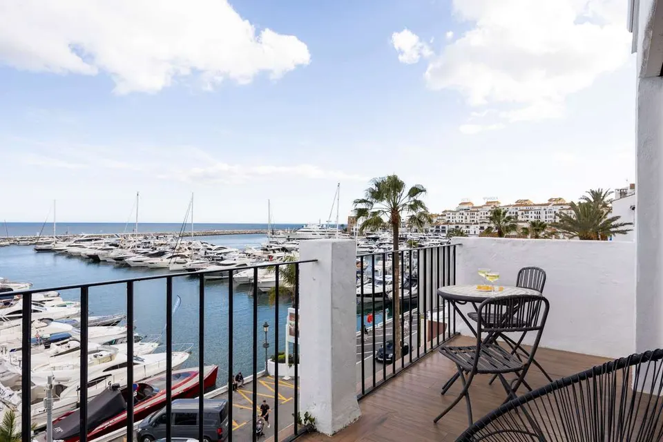 Penthouse z widokiem na marinę w Marbelli — zdjęcie