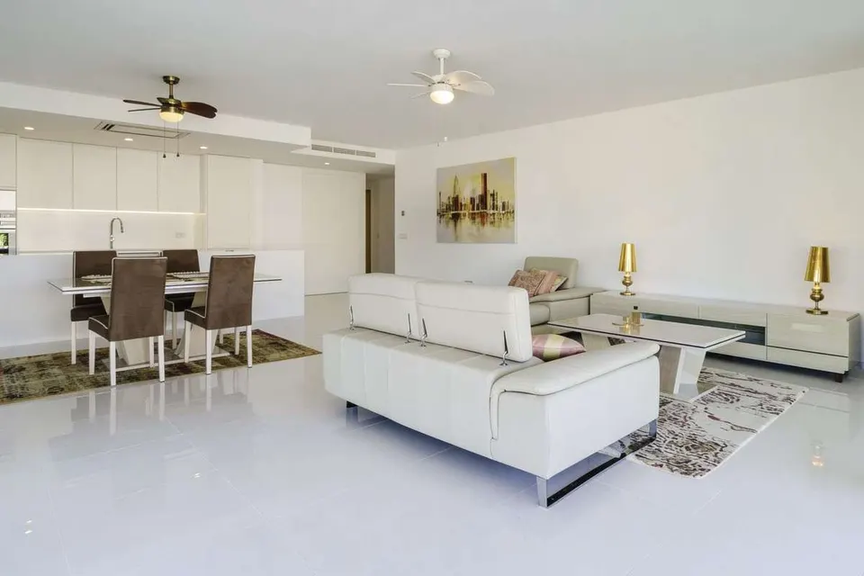Apartament z tarasem w Esteponie — zdjęcie