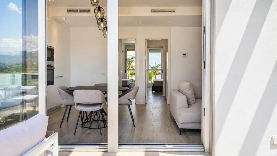 Penthouse z widokiem na morze w Esteponie — zdjęcie
