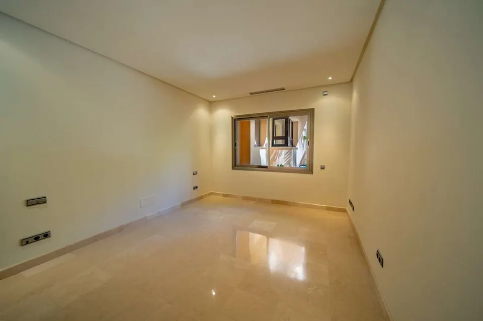 Apartament z prywatnym ogrodem w Marbelli — zdjęcie
