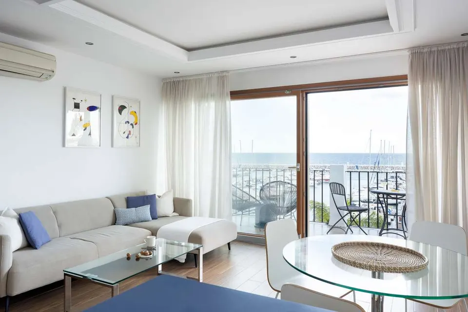 Penthouse z widokiem na marinę w Marbelli — zdjęcie