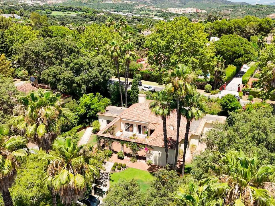 Willa z basenem w Sotogrande — zdjęcie