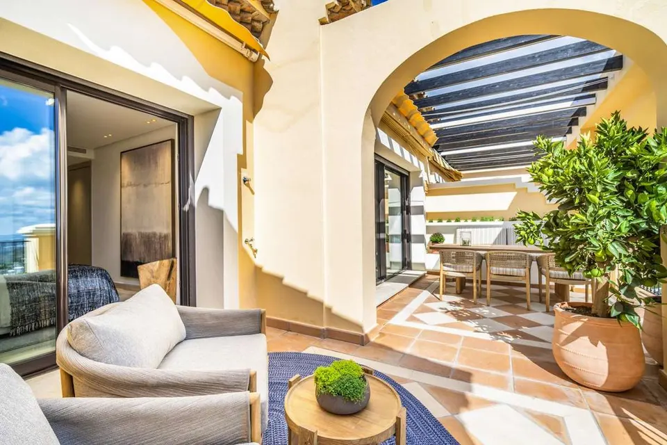 Penthouse z widokiem na morze w Benahavís — zdjęcie