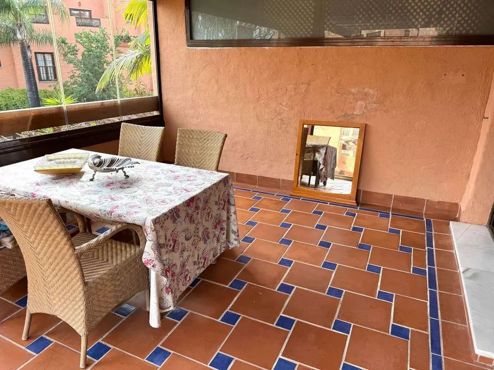 Apartament z widokiem na morze w Esteponie — zdjęcie