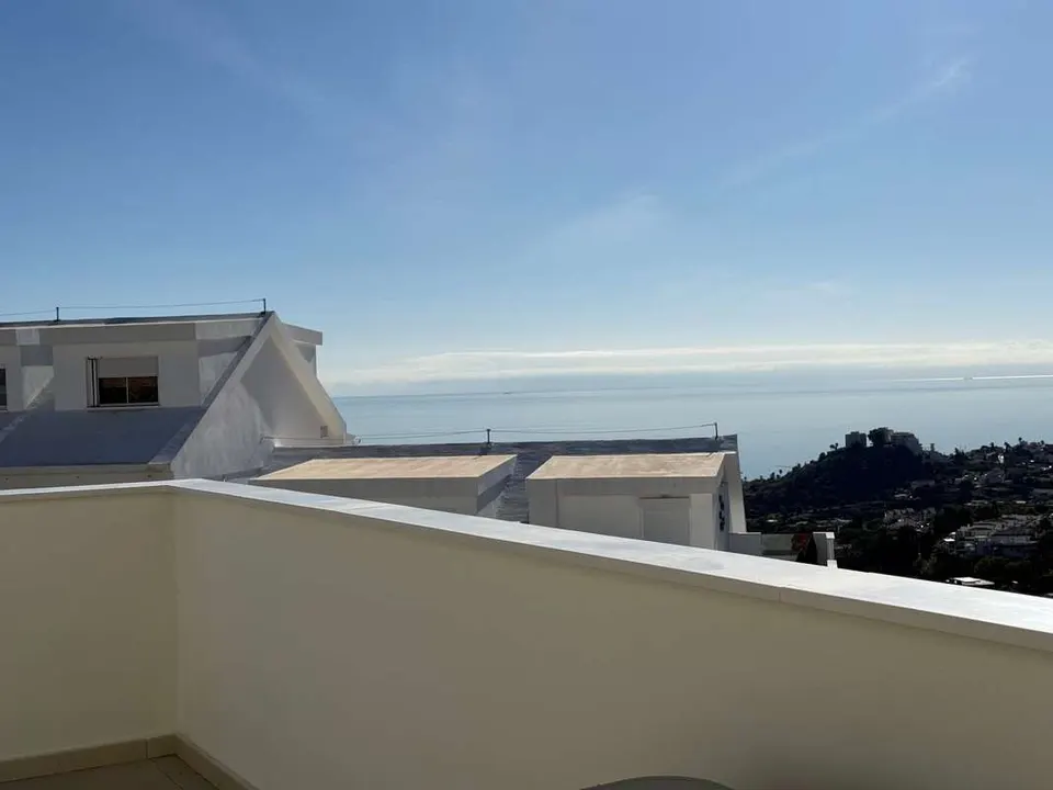 Dom szeregowy z widokiem na morze w Benalmádena — zdjęcie