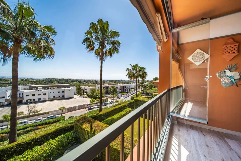 Apartament w kompleksie golfowym w Esteponie — zdjęcie
