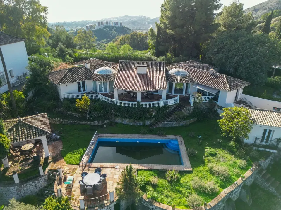 Willa z ogrodem w Benahavís — zdjęcie