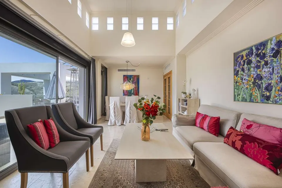 Penthouse z widokiem na morze w Benahavís — zdjęcie