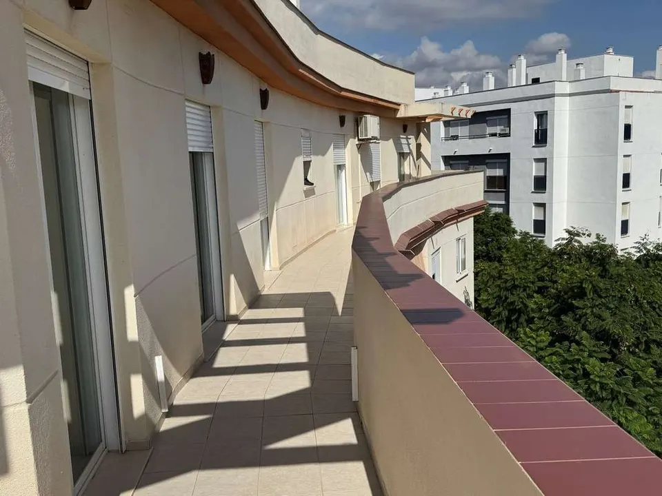 Penthouse z tarasem w Esteponie — zdjęcie