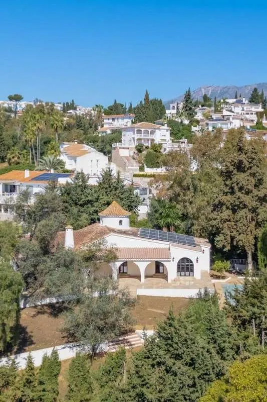 Dom szeregowy z widokiem na pole golfowe w Mijas — zdjęcie
