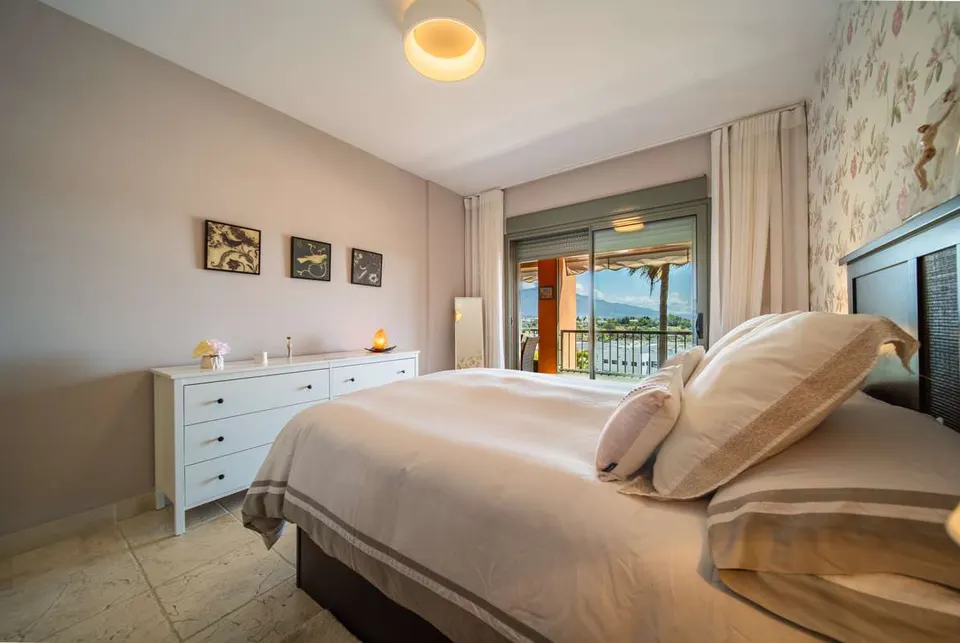 Apartament w kompleksie golfowym w Esteponie — zdjęcie