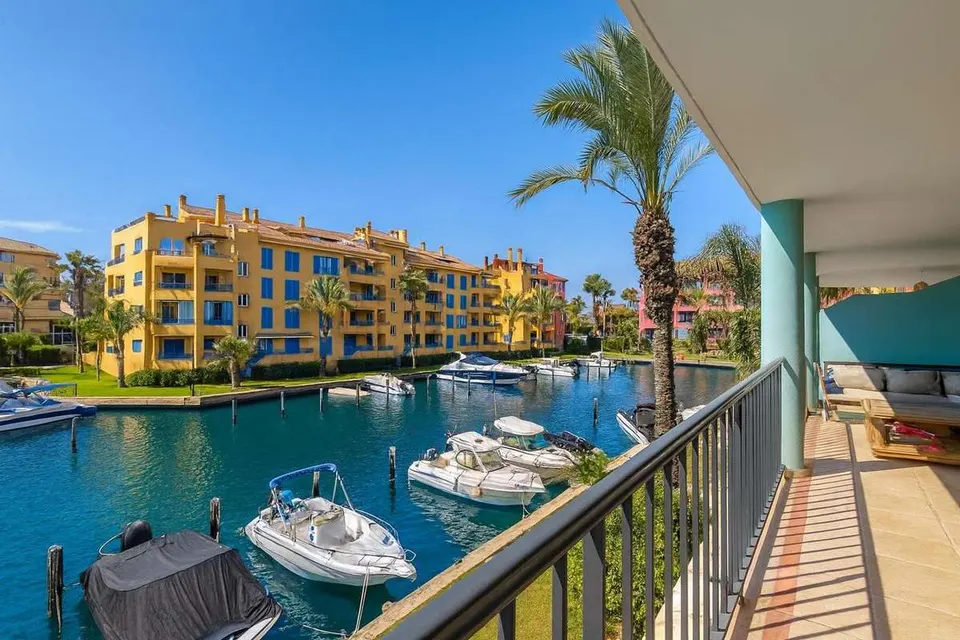 Apartament z widokiem na wodę w Sotogrande — zdjęcie